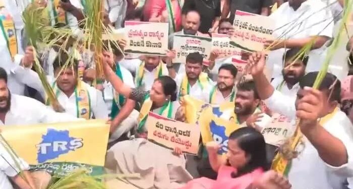 ధాన్యం కొనుగోలు చేయాలని డిమాండ్.. కవిత అరెస్ట్