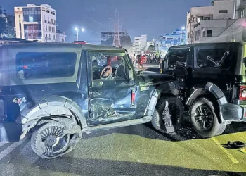 నడిరోడ్డుపై జీపులతో బీభత్సం.. బెజవాడలో యువకుల యాక్షన్ సీన్