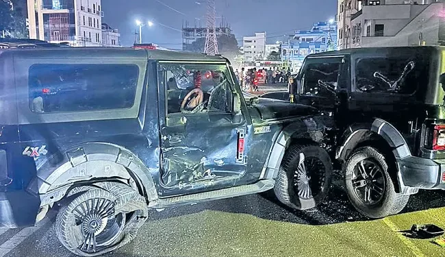 నడిరోడ్డుపై జీపులతో బీభత్సం.. బెజవాడలో యువకుల యాక్షన్ సీన్