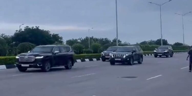సాధారణ ట్రాఫిక్‌లో సీఎం రేవంత్‌రెడ్డి కాన్వాయ్ ప్రయాణం