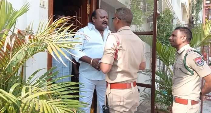 ఎమ్మెల్యే గంగుల కమలాకర్ హౌస్ అరెస్ట్‌తో ఉద్రిక్తత