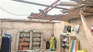 గాలిదుమారం బీభత్సం.. అన్నదాతలు ఆందోళనలో