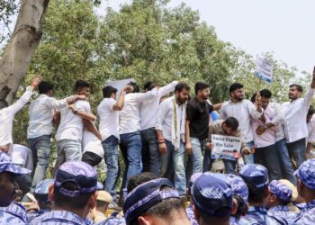 నీట్ పేపర్ లీకేజీపై కేంద్ర ప్రభుత్వంపై భారాసవి ఆగ్రహం