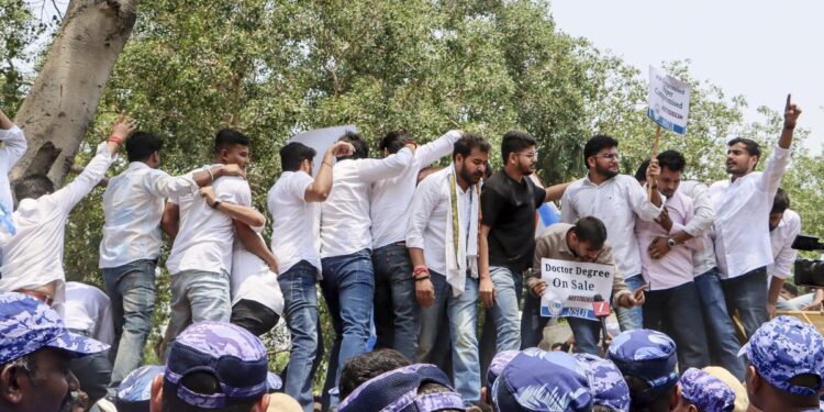 నీట్‌ పేపర్‌ లీకేజీపై కేంద్ర ప్రభుత్వంపై భారాసవి ఆగ్రహం