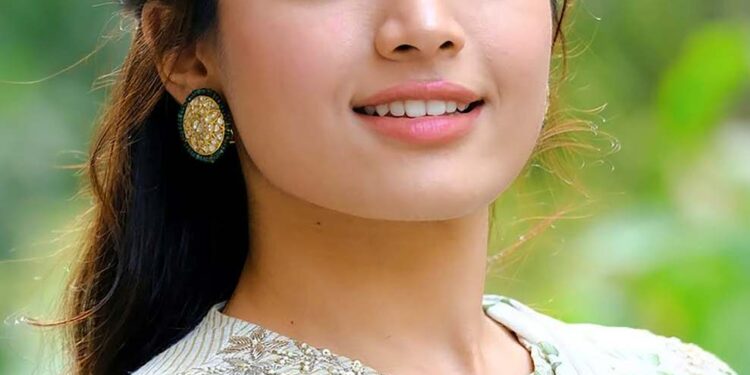 రష్మిక ‘కాక్టెయిల్ 2’తో బిజీ – భిన్నమైన పాత్రలో అలరించనున్న కథానాయిక