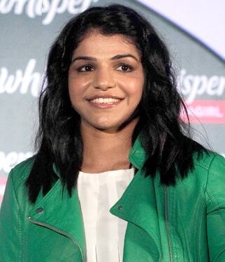 తల్లిగా రింగ్‌లో పునరాగమనం చేయాలనుకుంటున్న వినేశ్ ఫోగాట్‌కు సాక్షి మలిక్ మద్దతు