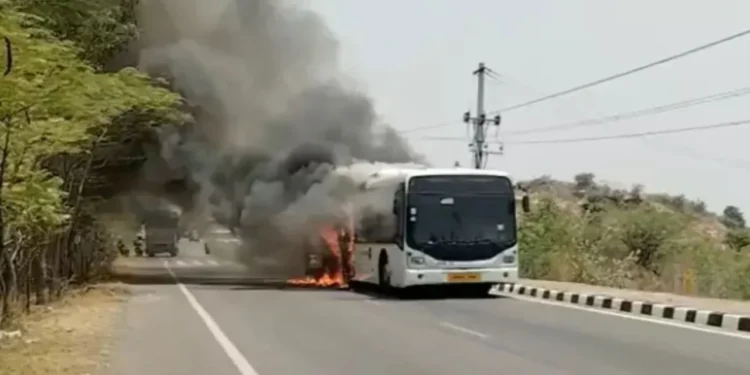 ప్రైవేటు బస్సులో ఆకస్మిక అగ్నిప్రమాదం