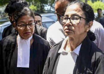 నల్లకోటుతో హైకోర్టుకు చేరుకున్న మమతా బెనర్జీ