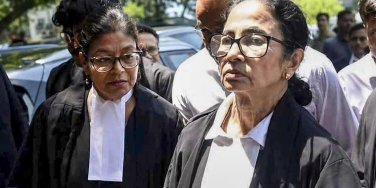 నల్లకోటుతో హైకోర్టుకు చేరుకున్న మమతా బెనర్జీ