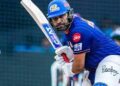 గ్రౌండ్ సిబ్బందికి తగిలిన బంతి… వెంటనే సాయం చేసిన రోహిత్ శర్మ