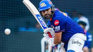 గ్రౌండ్ సిబ్బందికి తగిలిన బంతి… వెంటనే సాయం చేసిన రోహిత్ శర్మ