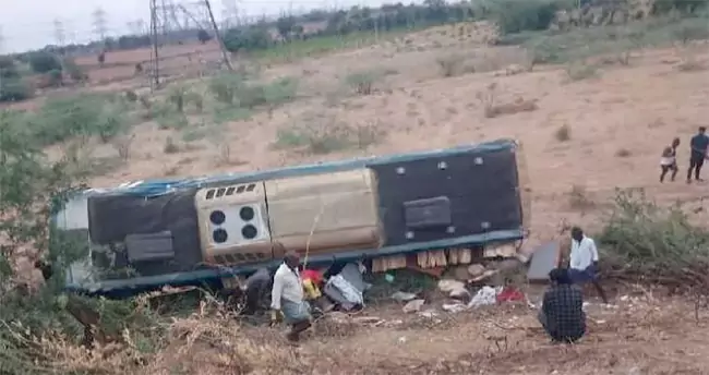 అనంతపురంలో ప్రైవేటు బస్సు బోల్తా