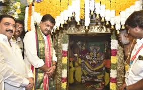 శ్రీ లక్ష్మీనరసింహస్వామి వారికి పట్టువస్త్రాలు సమర్పించిన మంత్రి పయ్యావుల