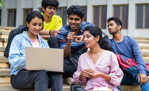 బీఏ, బీకామ్, బీఎస్సీతోనే బంగారు భవిత.. పెద్ద చదువులే అవసరం లేదు
