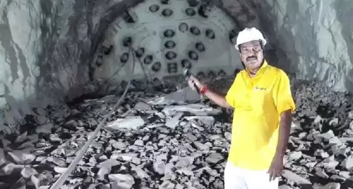 వెలిగొండ సొరంగంలో రాత్రంతా పరిశీలన చేసిన మంత్రి