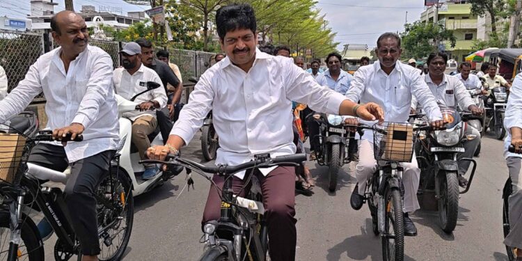 ఇంధన పొదుపుకు మంత్రి కొల్లు రవీంద్ర వినూత్న సందేశం