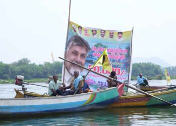 కూటమి ప్రభుత్వానికి మద్దతుగా కృష్ణానదిలో మత్స్యకారుల భారీ బోట్ల ర్యాలీ