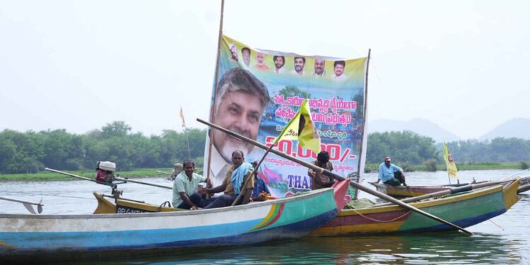 కూటమి ప్రభుత్వానికి మద్దతుగా కృష్ణానదిలో మత్స్యకారుల భారీ బోట్ల ర్యాలీ