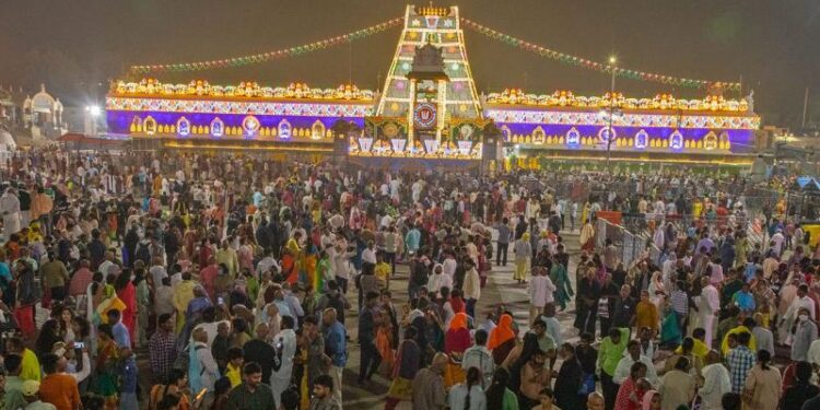 తిరుమల శ్రీవారి దర్శనానికి భారీగా పెరిగిన భక్తులు