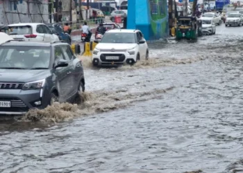 విజయవాడలో భారీ వర్షం – రహదారులు జలమయం