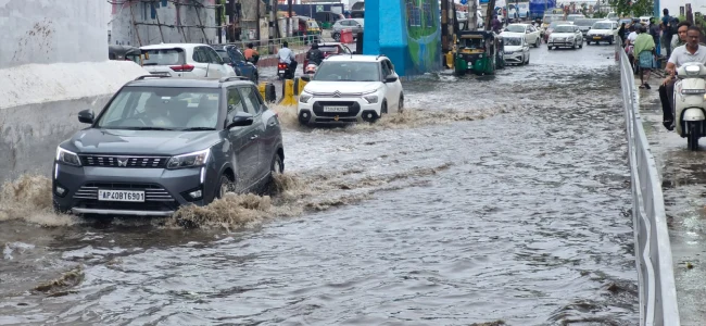 విజయవాడలో భారీ వర్షం – రహదారులు జలమయం