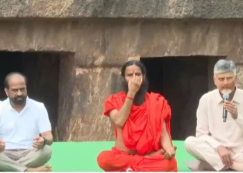 యోగాంధ్ర కార్యక్రమంలో సీఎం చంద్రబాబు.. యోగాతో అద్భుతాలు సృష్టిస్తున్న రాందేవ్‌ బాబా