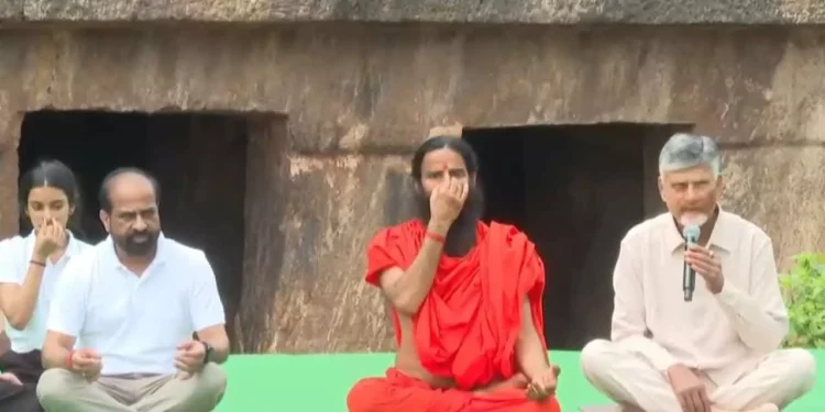 యోగాంధ్ర కార్యక్రమంలో సీఎం చంద్రబాబు.. యోగాతో అద్భుతాలు సృష్టిస్తున్న రాందేవ్ బాబా