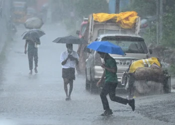ఏపీలో మంగళవారం పలు జిల్లాల్లో తేలికపాటి నుంచి ఓ మోస్తరు వర్షాల అవకాశం