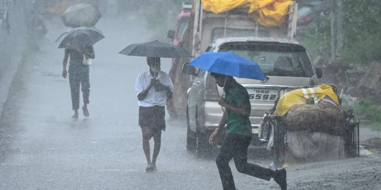 ఏపీలో మంగళవారం పలు జిల్లాల్లో తేలికపాటి నుంచి ఓ మోస్తరు వర్షాల అవకాశం
