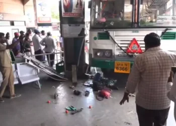 నెల్లూరు బస్టాండ్‌లో ప్లాట్‌ఫామ్‌పైకి దూసుకెళ్లిన బస్సు, ఐదుగురికి గాయాలు