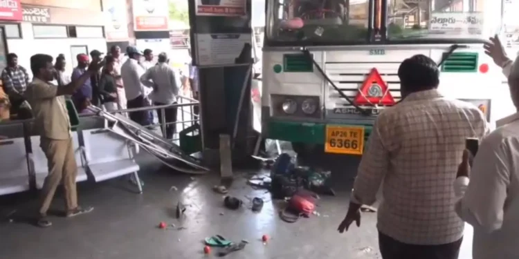 నెల్లూరు బస్టాండ్‌లో ప్లాట్‌ఫామ్‌పైకి దూసుకెళ్లిన బస్సు, ఐదుగురికి గాయాలు