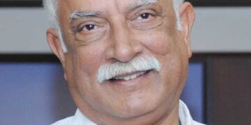 తమ కుటుంబ స్థలాన్ని ప్రభుత్వ ఆస్తిగా రికార్డుల్లో మార్చారని గవర్నర్‌ పూసపాటి అశోక్‌ గజపతిరాజు ఆరోపణ