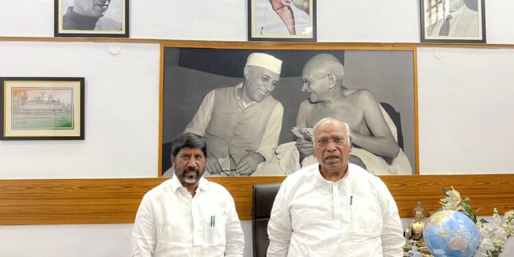 మల్లికార్జున ఖర్గేతో తెలంగాణ డిప్యూటీ సీఎం భట్టి విక్రమార్క సమావేశం 1 మల్లికార్జున ఖర్గేతో తెలంగాణ డిప్యూటీ సీఎం భట్టి విక్రమార్క సమావేశం