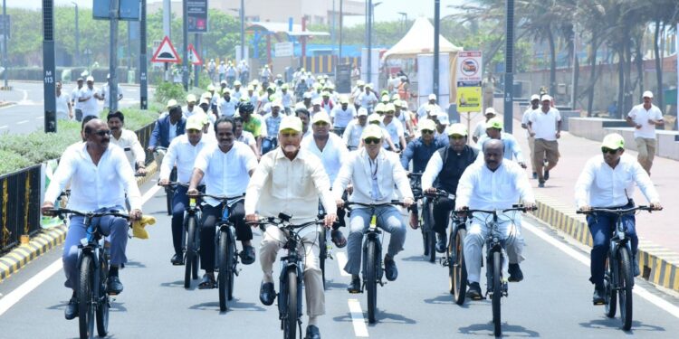ప్రపంచ పర్యావరణ దినోత్సవం సందర్భంగా విశాఖలో సీఎం చంద్రబాబు సైకిల్ ర్యాలీ