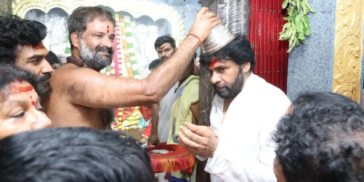 వరంగల్లో భద్రకాళి అమ్మవారిని దర్శించుకున్న ఏపీ డిప్యూటీ సీఎం పవన్ కల్యాణ్