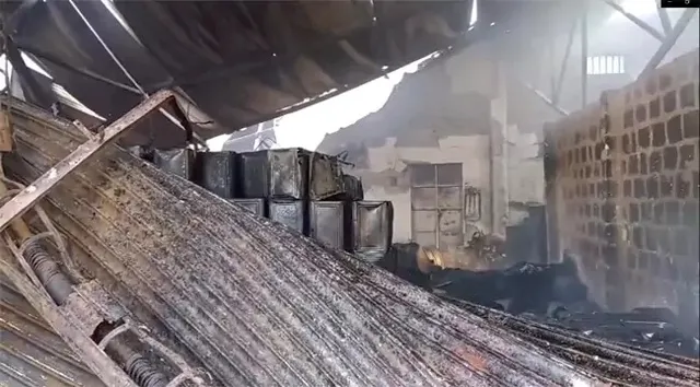 వెస్టు గోదావరి జిల్లాలో అగ్ని విధ్వంసం – గోదాములో సరకు మొత్తం కాలిపోవడం 1 వెస్టు గోదావరి జిల్లాలో అగ్ని విధ్వంసం – గోదాములో సరకు మొత్తం కాలిపోవడం