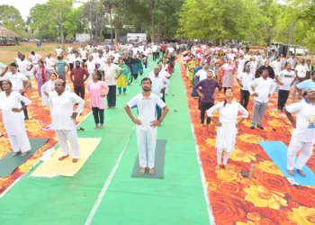 బాపట్లలో యోగాంధ్ర సందడి.. కలెక్టర్ వినోద్ కుమార్‌తో కలిసి యోగాసనాలు