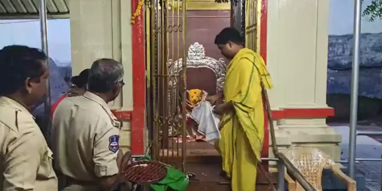 నిర్మల్ జిల్లాలోని బాసర సరస్వతీ ఆలయంలో చోరీ ఘటన