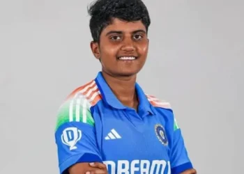 టీ20 బౌలర్ల ర్యాంకింగ్స్‌లో నంబర్‌వన్‌గా నిలిచిన శ్రీచరణి