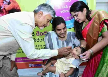 పల్స్ పోలియో కార్యక్రమంలో చిన్నారులకు చుక్కలు వేసిన చంద్రబాబు