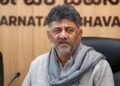 బెంగళూరులో ఓటర్‌ జాబితా సవరణ ఫారాలను నింపిన సీఎం డీకే శివకుమార్