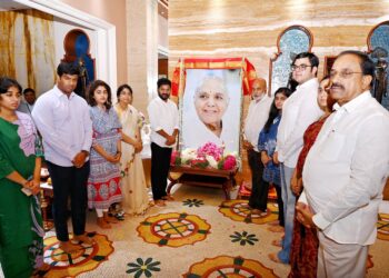 రామోజీరావు ద్వితీయ వర్ధంతి.. ఘనంగా నివాళులర్పించిన కుటుంబసభ్యులు