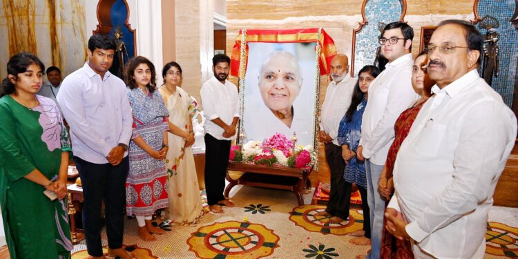 రామోజీరావు ద్వితీయ వర్ధంతి.. ఘనంగా నివాళులర్పించిన కుటుంబసభ్యులు