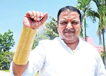1.3 కేజీల బంగారు బ్రేస్‌లెట్‌తో ఆకట్టుకుంటున్న చిత్తూరు వ్యాపారి ‘బ్రేస్‌లెట్ రవి’