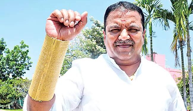 1.3 కేజీల బంగారు బ్రేస్‌లెట్‌తో ఆకట్టుకుంటున్న చిత్తూరు వ్యాపారి ‘బ్రేస్‌లెట్ రవి’