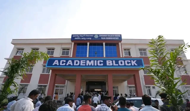 జీఓల్లో తప్పిదం.. మూడు నర్సింగ్ కళాశాలల విద్యార్థులకు ఇబ్బందులు