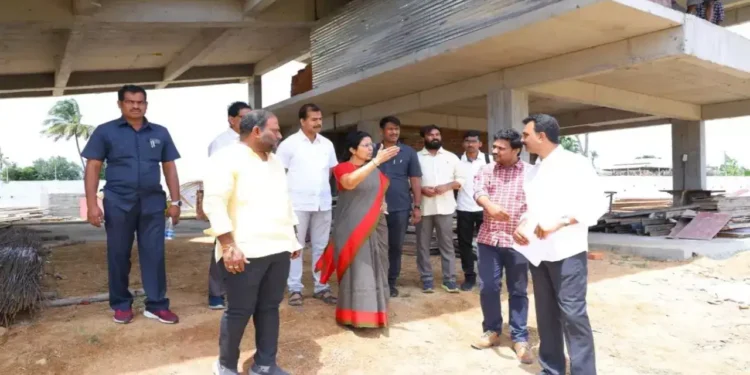 అమరావతిలో ఇంటి నిర్మాణ పనుల పరిశీలన.. ఇంజినీర్లకు సీఎం చంద్రబాబు సూచనలు 1 అమరావతిలో ఇంటి నిర్మాణ పనుల పరిశీలన.. ఇంజినీర్లకు సీఎం చంద్రబాబు సూచనలు
