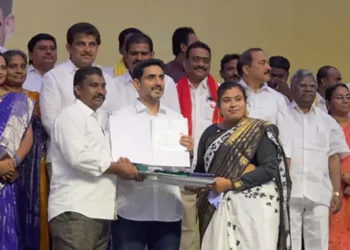 మంగళగిరిలో 1,303 మందికి ఇళ్ల పట్టాలు, అనుభవ పత్రాలు పంపిణీ