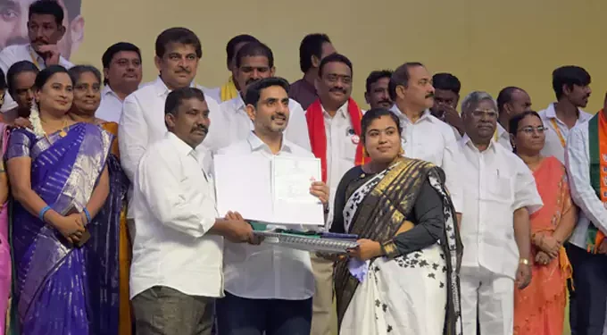 మంగళగిరిలో 1,303 మందికి ఇళ్ల పట్టాలు, అనుభవ పత్రాలు పంపిణీ 1 మంగళగిరిలో 1,303 మందికి ఇళ్ల పట్టాలు, అనుభవ పత్రాలు పంపిణీ