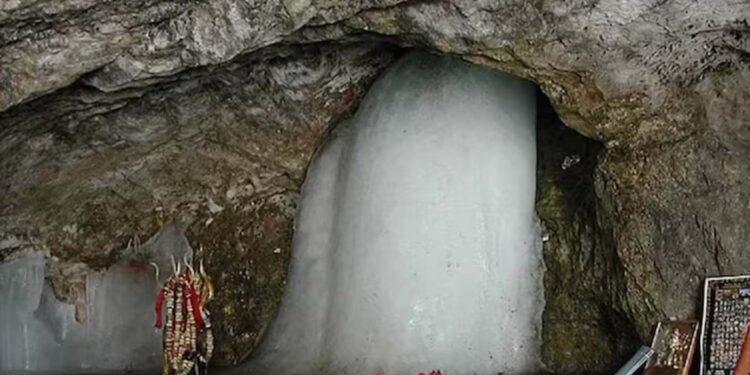 వాతావరణ మార్పుల ప్రభావం.. అమర్నాథ్ శివలింగం త్వరగా కరుగుతోంది 1 వాతావరణ మార్పుల ప్రభావం.. అమర్నాథ్ శివలింగం త్వరగా కరుగుతోంది